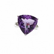 Ring with amethyst and diamonds in 18k white gold.