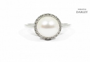 Anillo en oro blanco de 18k con perlas y 22 diamantes
