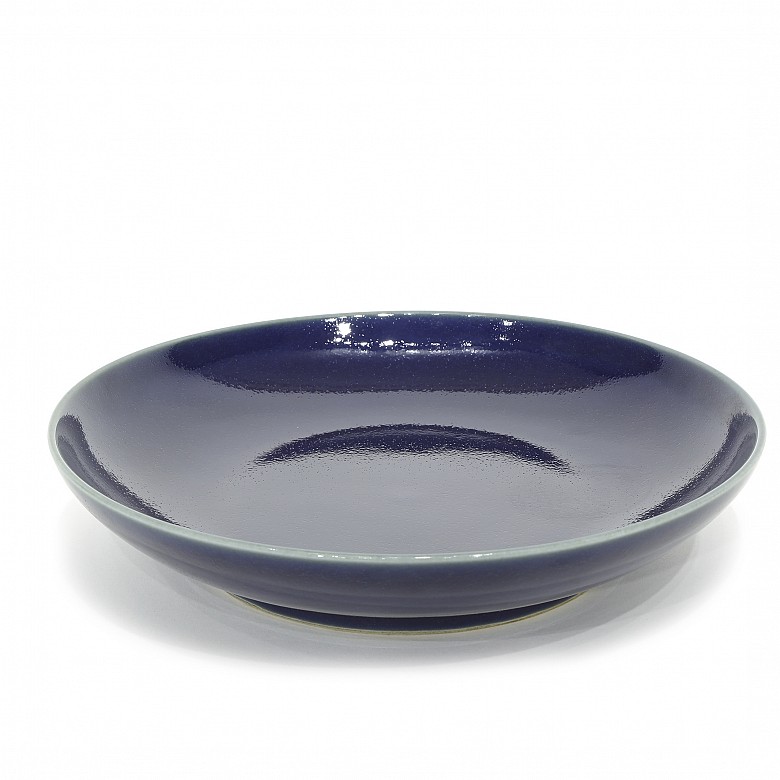A monochrome blue glazed dish, Qianlong mark
