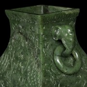 Jarrón de jade verde espinaca tallado, dinastía Qing