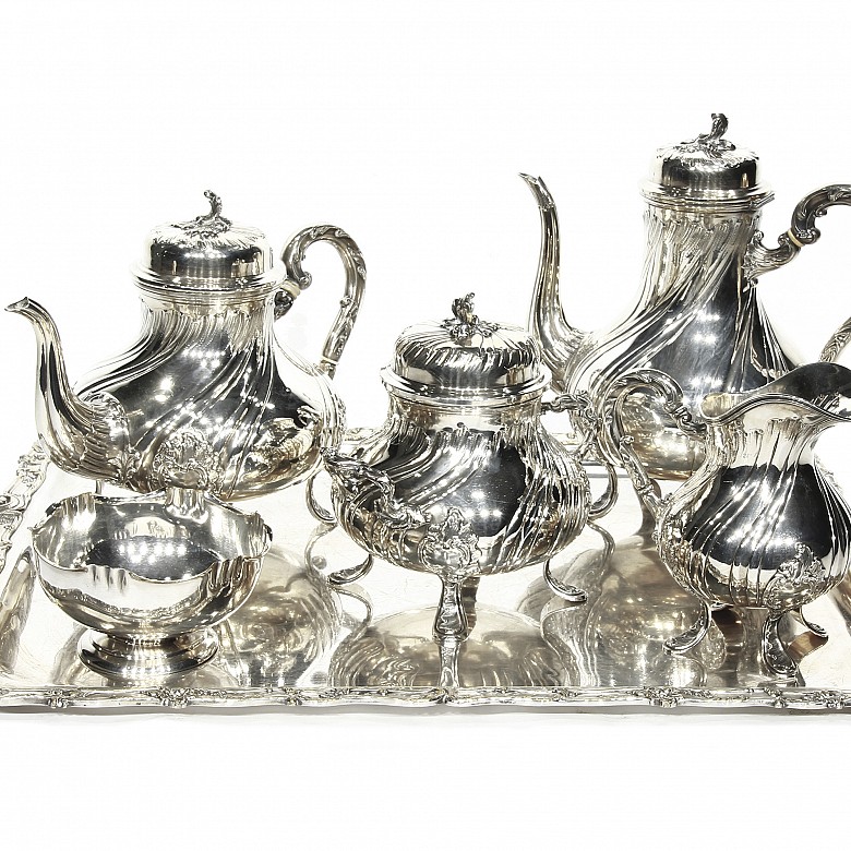 Silver coffee set with six pieces.