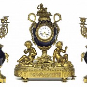 Reloj de sobremesa con candelabros de cinco luces estilo Luis XVI, s.XIX