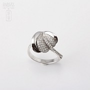 Ring in 18k white gold and diamonds