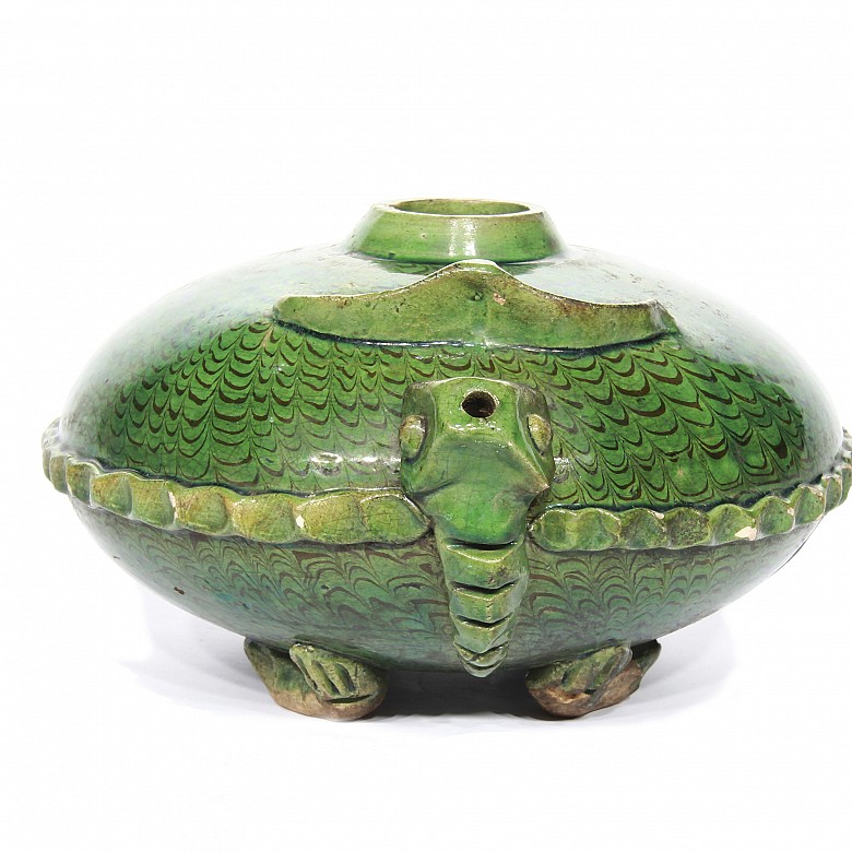 Vasija verde con forma de tortuga.
