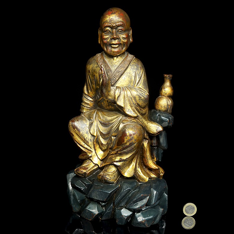 Escultura de sabio en madera dorada, dinastía Qing