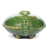 Vasija verde con forma de tortuga.