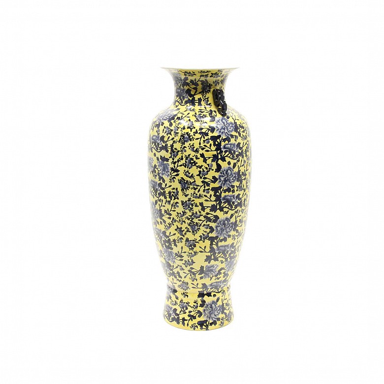Gran jarrón en porcelana china, familia amarilla con ponías en azul y blanco, s.XX