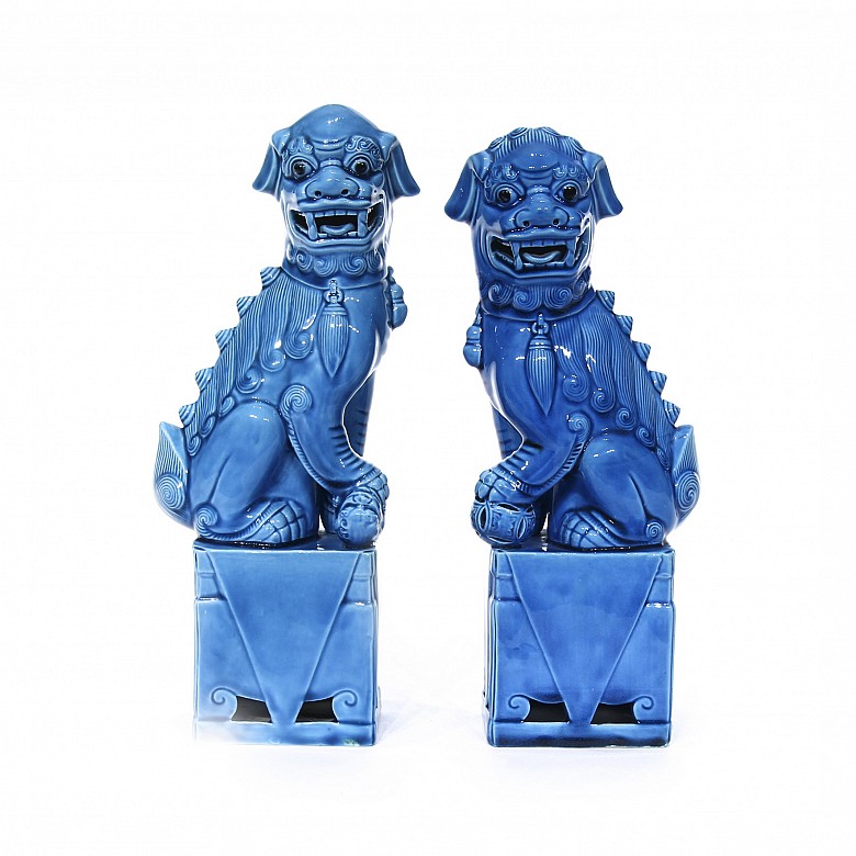 Pair of enameled porcelain foo dogs, China, 20th century