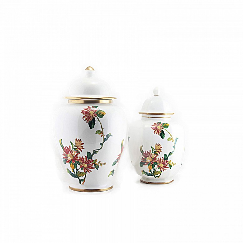 Pair of vases with lid, Hispania, 20th century