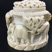 Pareja de cajas de marfil talladas con escenas de animales - 8