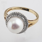 18k yellow gold ring with pearl and diamonds.