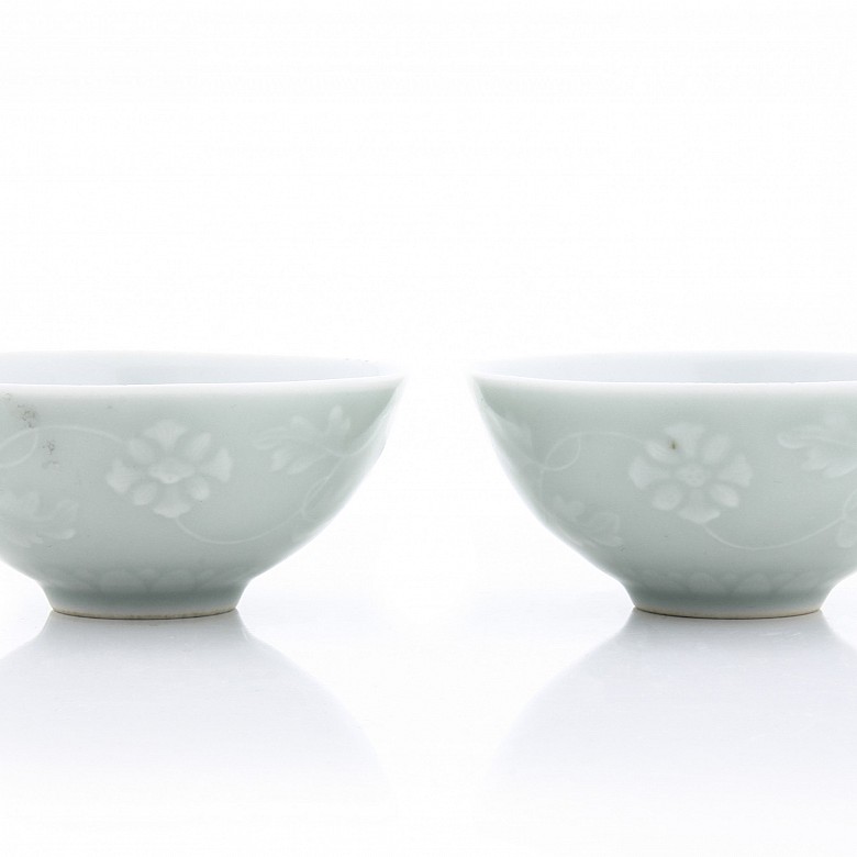 Pair of green glazed bowls with flowers, 20th century