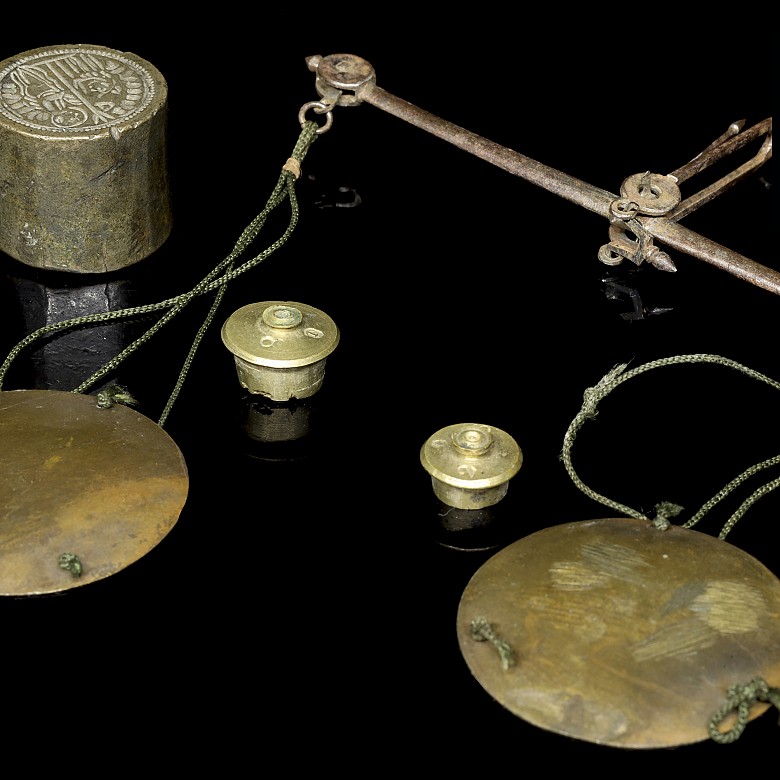 Antiguos utensilios con caja y un sello de metal, S.XIX