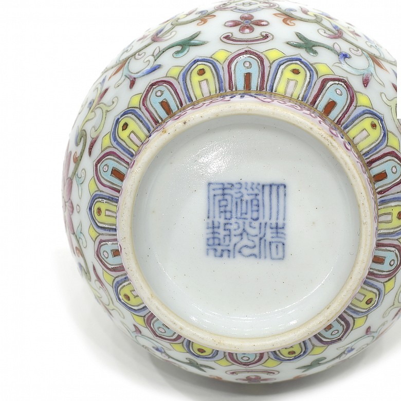 Jarrón de porcelana esmaltada y dorada, periodo Daoguang.