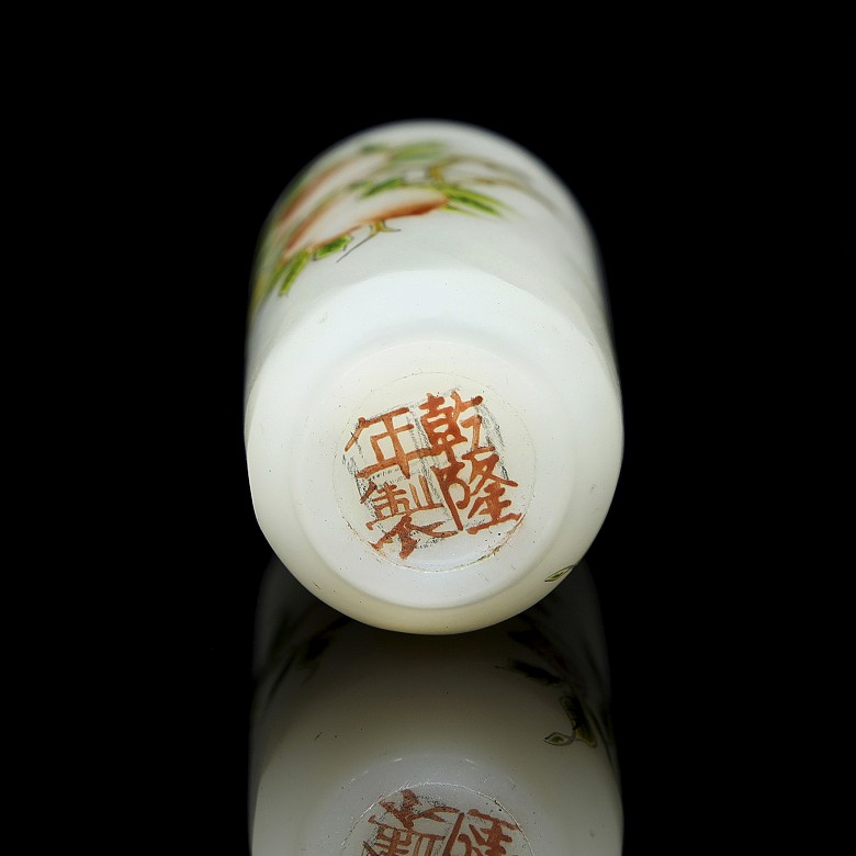 Enamelled glass monkfish bottle, Qing dynasty - 5