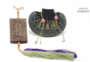 Lote de placa de madera y bolso, dinastía Qing (1644-1912), s.XIX