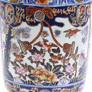 Jarrón chino de porcelana sobre una peana, S.XX - 5