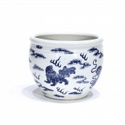 Blue and white porcelain flowerpot.