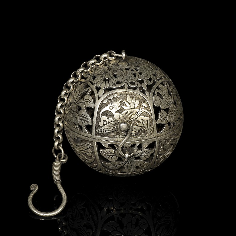Colgante de plata calada, dinastía Tang