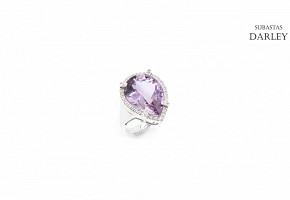 18k white gold ring with a central amethyst and diamonds.
