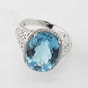 18k white gold ring with topaz and diamonds.