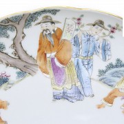 Plato de porcelana familia rosa, con sello Daoguang.