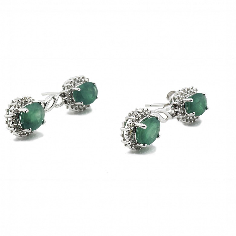 Pair of earrings in 18k white gold, diamonds and emeralds.