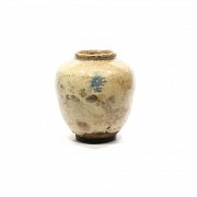 Vasija china de cerámica esmaltada en blanco siguiendo modelos de la dinastía Song, China.