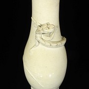 Jarrón de cerámica con un dragón en relieve, S.XX