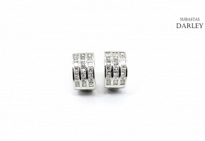 Earrings in 18K white gold with 42 diamonds.