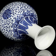 Jarrón de porcelana, azul y blanco 
