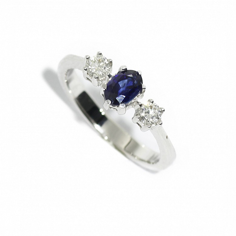 18k white gold ring, with sapphire and diamonds