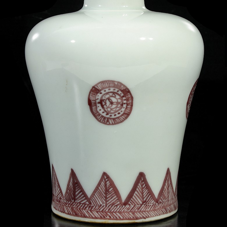 Jarrón de porcelana, blanco y rojo, con marca Kangxi