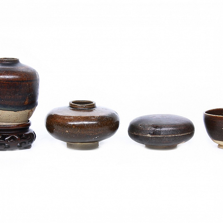 Lot of four pieces of glazed pottery, Southeast Asia.