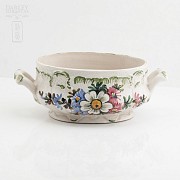 Vasija de cerámica con dibujo floral