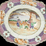 Enameled tray with a central scene, 20th century. - 1