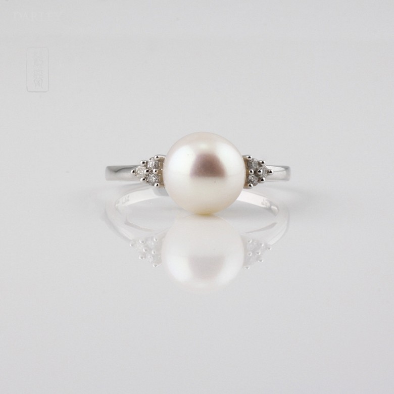 Anillo con perla blanca y  diamantes  en oro blanco de 18k