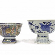 Dos cuencos con pie de porcelana japonesa, s.XX