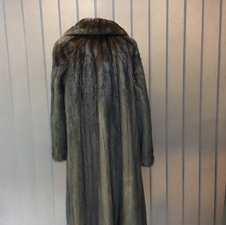 Bonito abrigo de piel de visón color marrón - 4