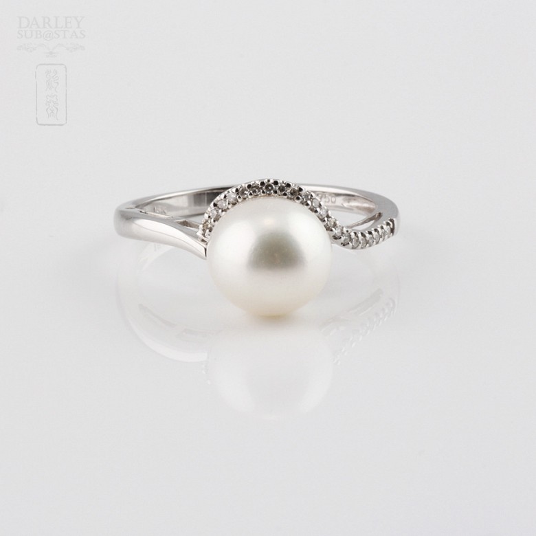 18k white gold ring with pearl and diamonds. - 4