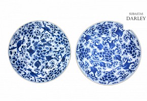 Pair of porcelain plates, blue and white, Qing dynasty, 18th century