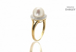 18k yellow gold ring with pearl and diamonds