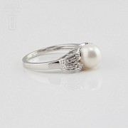 18k white gold ring with pearl and diamonds. - 4