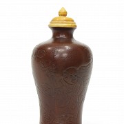 Carved gourd snuff bottle and bone lid, Qing dynasty.