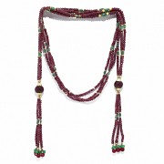 Gargantilla largo corbata o cinturón de rubíes y esmeraldas con tres tilas y borlones.