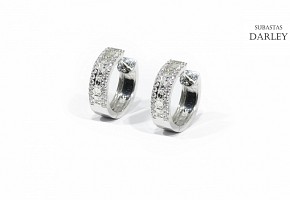 Earrings in 18k white gold and diamonds.