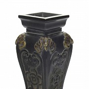 Zitan wood vase with gilded details, Qing dynasty