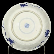 Plato de cerámica azul y blanco 