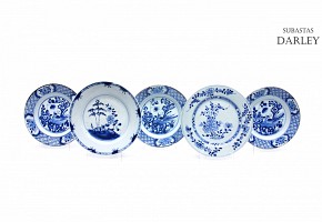 Lot of five Chinese porcelain plates, 20th century