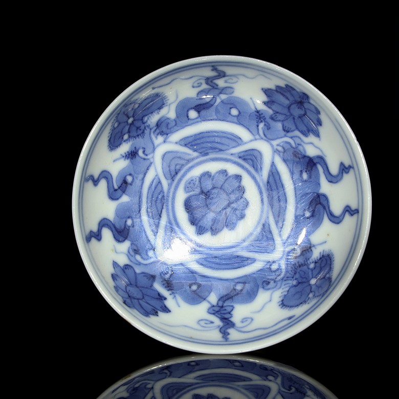 Four small porcelain dishes, blue and white, Qing dynasty